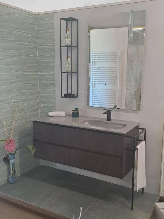 Mobile bagno antracite con struttura metallica e rivestimento verde acqua