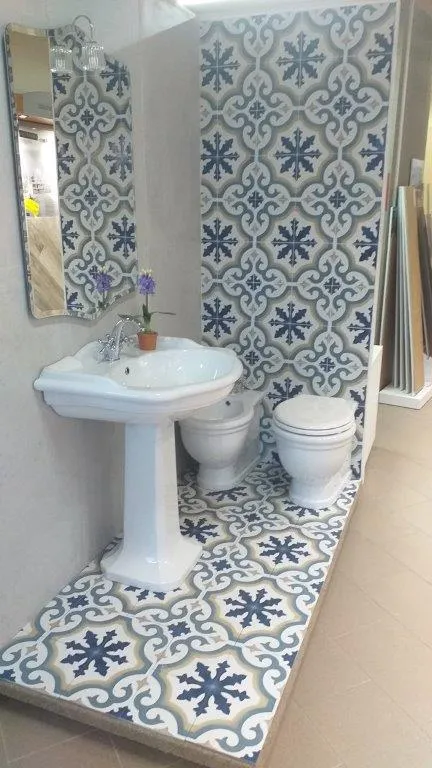 Piastrelle decorate in stile cementina blu posate a pavimento e a parete
