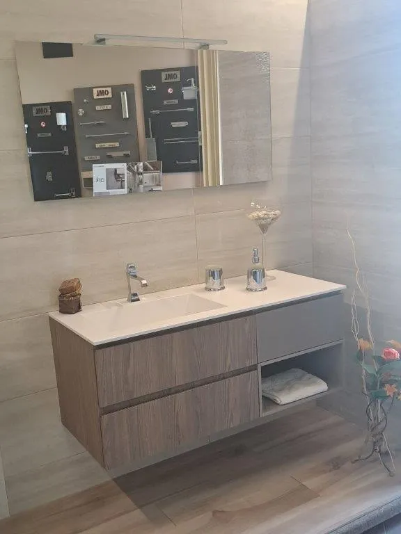 Mobile bagno in rovere chiaro con top bianco e specchio contenitore