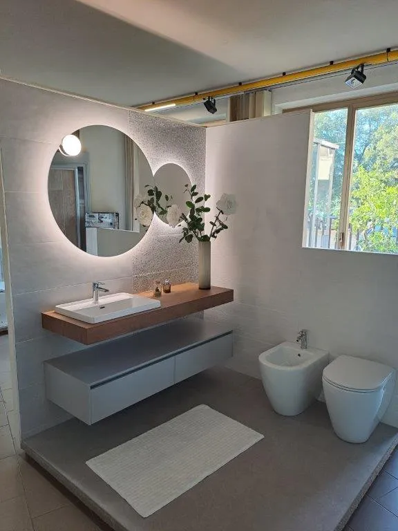 Mobile sospeso con top in legno e specchio rotondo retroilluminato