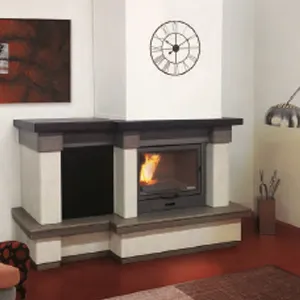 Caminetto angolare con rivestimento chiaro e piano in legno scuro