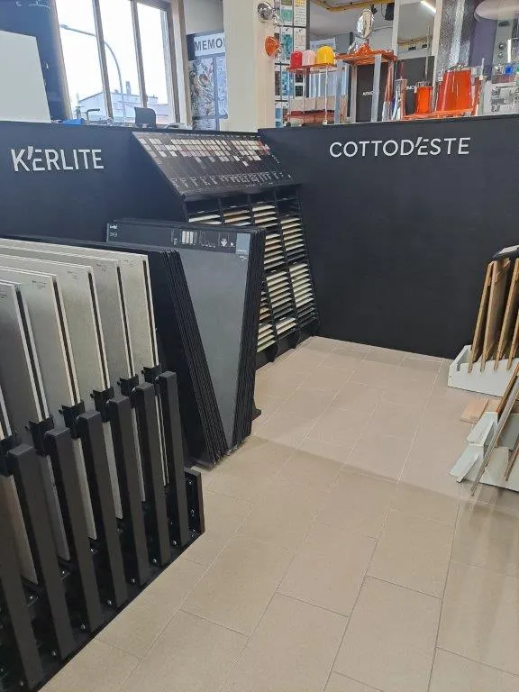 Lastre e piastrelle di grande formato esposte in verticale nello showroom