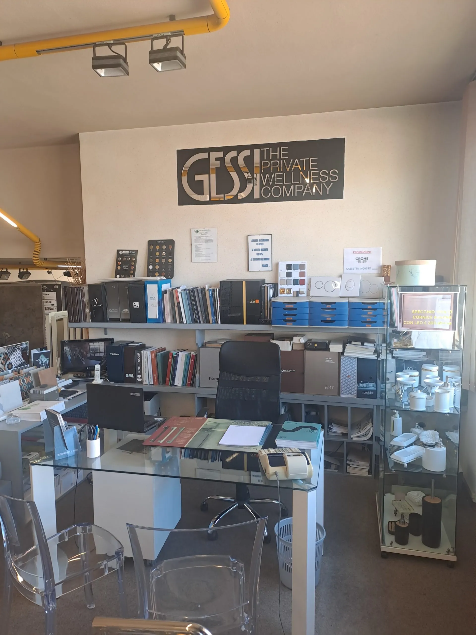 Area consulenza dello showroom SL Ceramiche con campionari e cataloghi